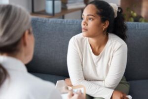 a person listens to a therapist during co-occurring disorders treatment for veterans 